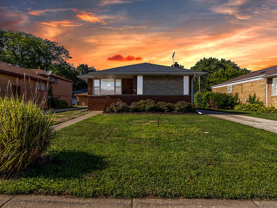 1st image of 930 E 161st Pl