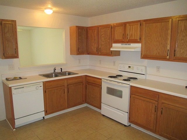 2nd image of 334 Bracken Pl