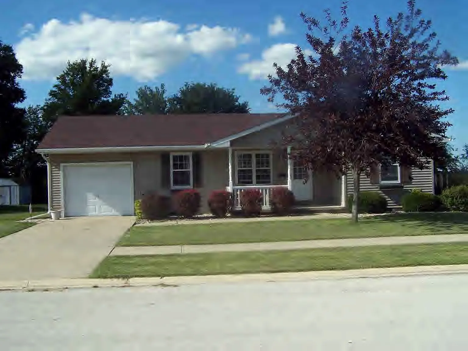 908 Thomas Dr photo 1