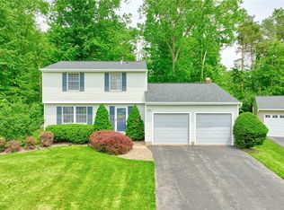 26 Meadowlark Dr, Penfield, NY 14526