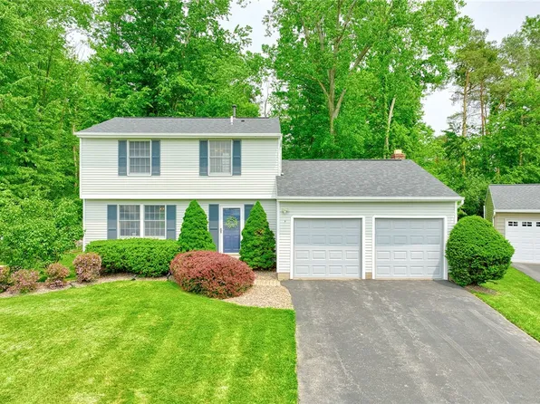 26 Meadowlark Dr, Penfield, NY 14526