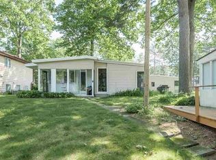 3201 N Douglas Dr, Sanford, MI 48657