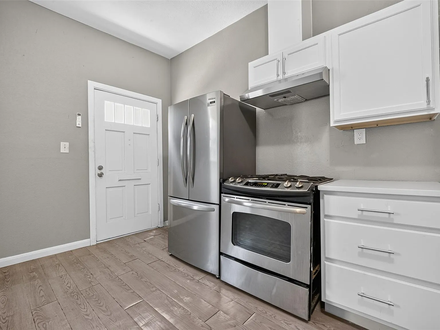 1 bed, 1.0 bath, 1980 sqft, $1,400 — Photo 2