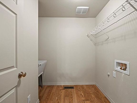 5th image of 416 Rose St