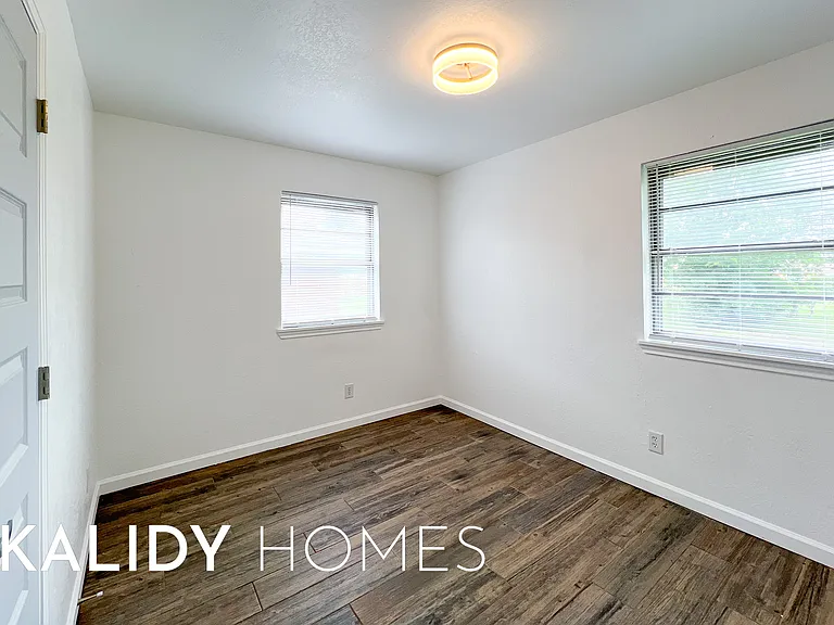 402 W Fairchild Dr — Photo 10
