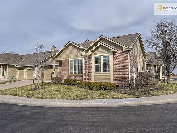 This villa is on the corner of two private streets. The clubhouse is a short block away!