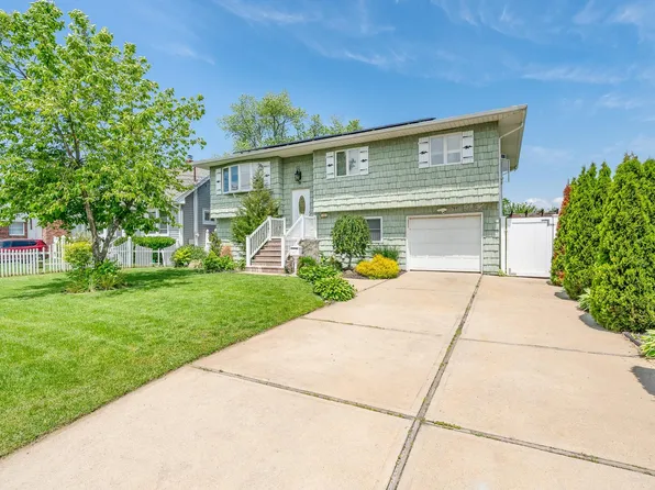 255 Rose Street, Copiague, NY 11726