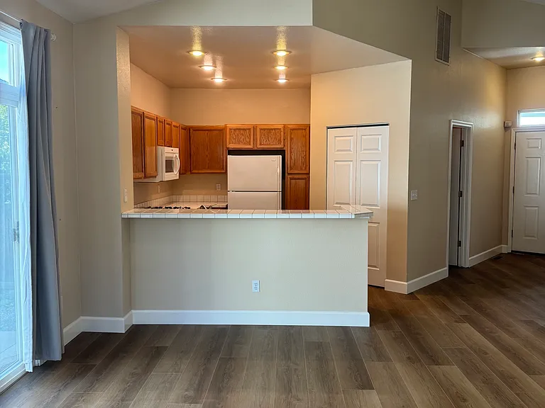 4648 Bradford Ct — Photo 3