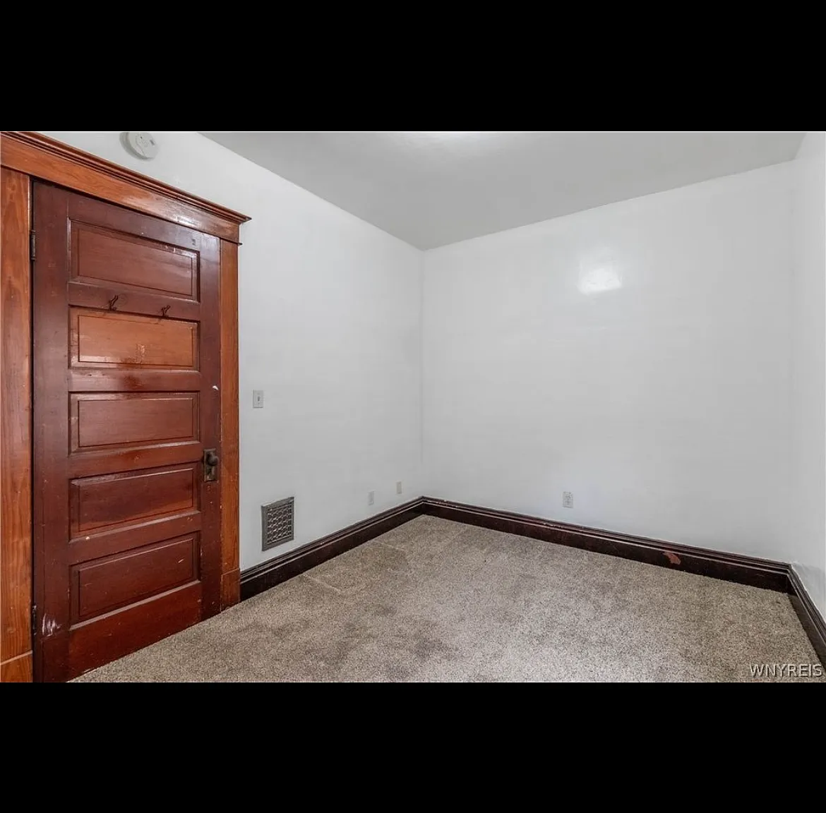 3 bed, 1100 sqft, $1,300 — Photo 3