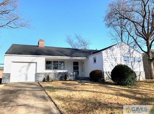 5 Taylor Dr, New Brunswick, NJ 08901