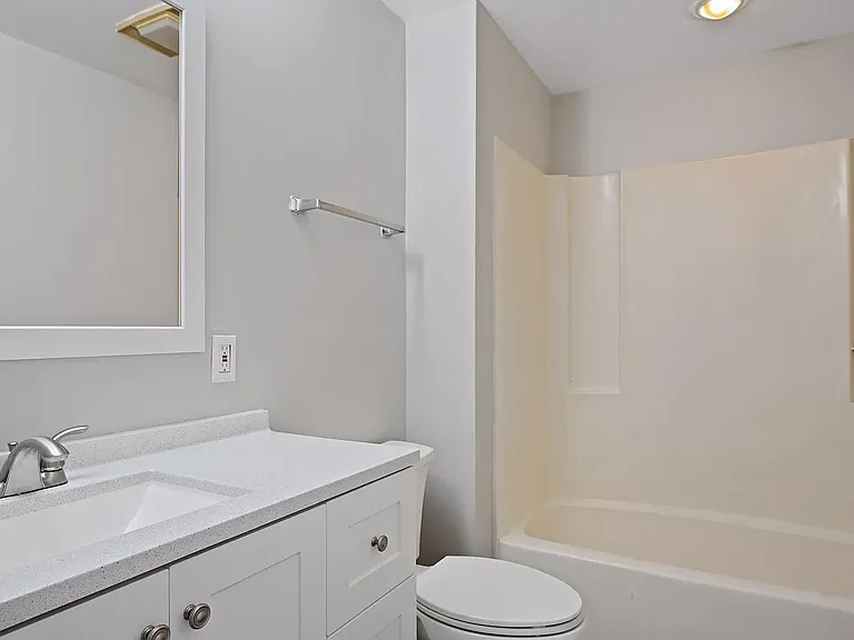 Riverside Apartment — Photo 30