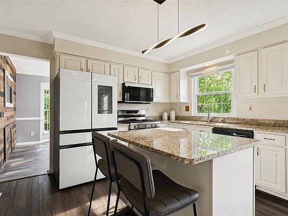 2nd image of 522 Leland Dr
