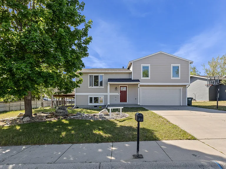570 Oasis Dr — Photo 2