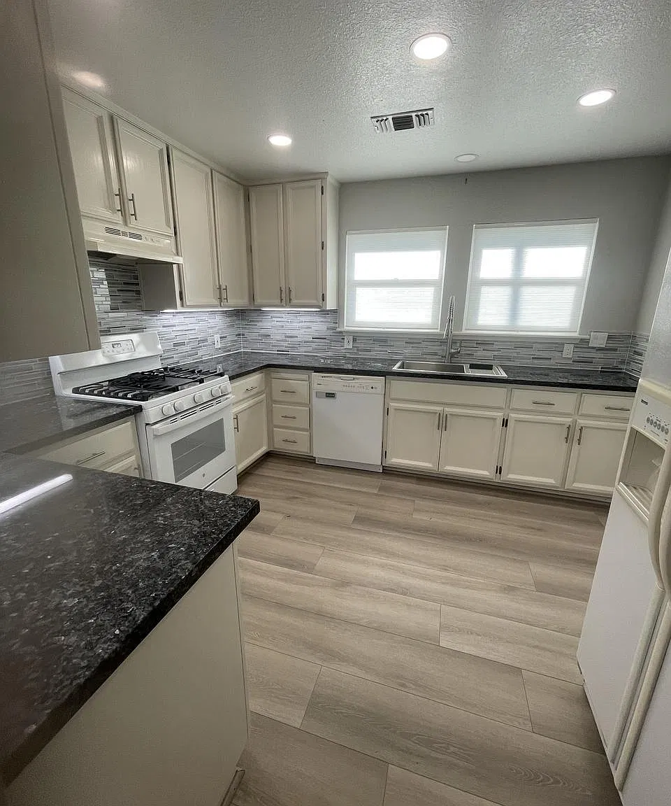 2 bed, 1100 sqft, $2,595 — Photo 2
