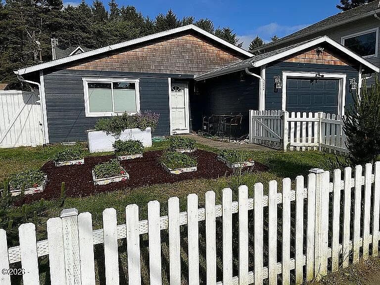 1st image of 572 SE Jetty Ave