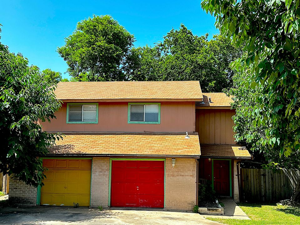 Friendly, bright duplex. Your half has 2 beds, 1.5 baths, 1 car garage, fenced backyard shaded by trees.