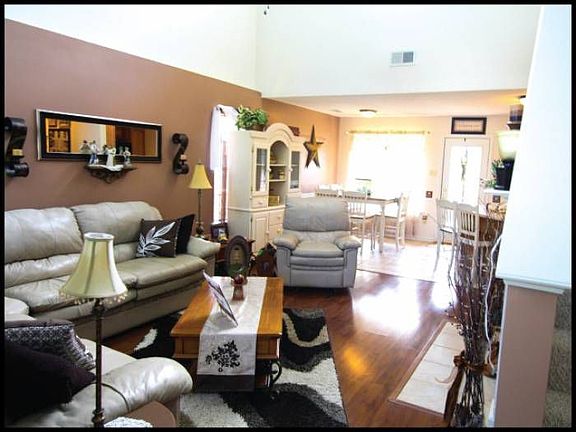 Great Room w/Hardwood