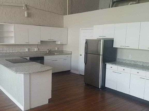 Granite countertops, stainless appliances, great cabinet spa