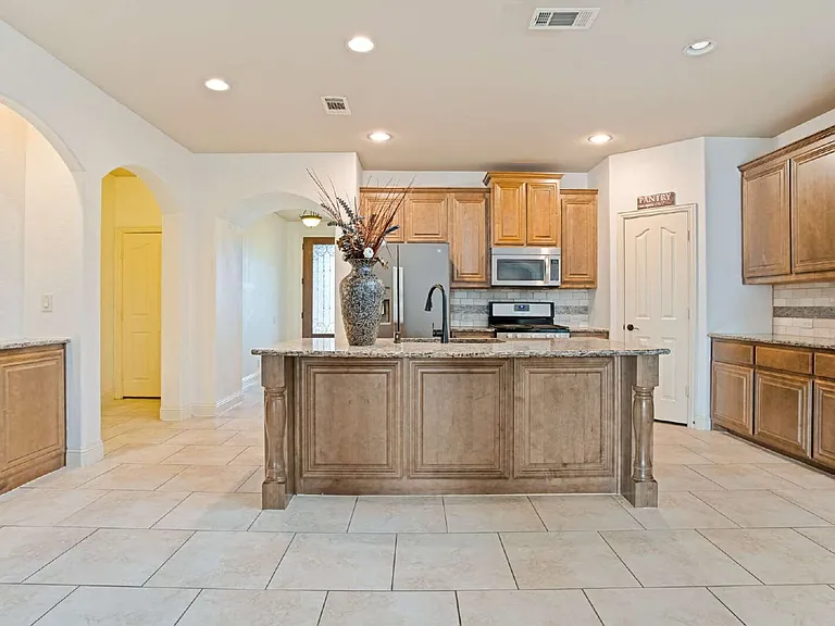 1204 E Shawnee Dr — Photo 8