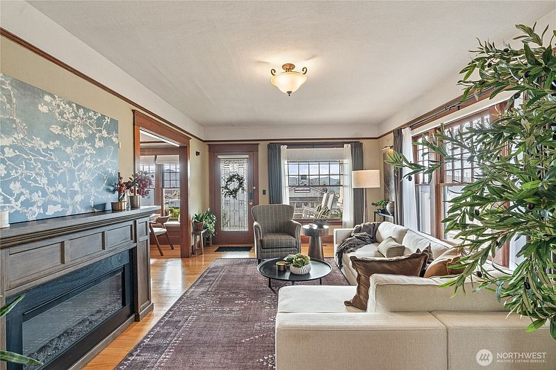 4th image of 318 W Marcy Avenue