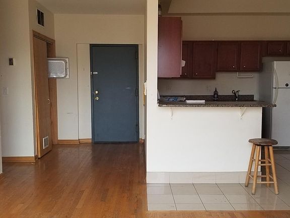 3rd image of 4725 W Lawrence Ave Unit 205