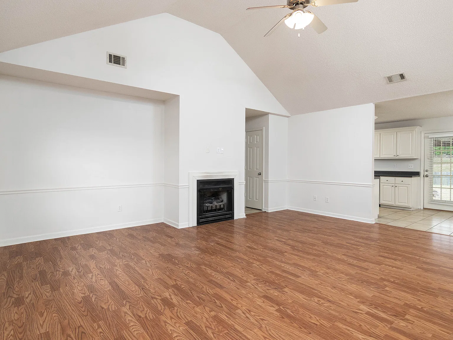 3 bed, 1362 sqft, $2,300 — Photo 4