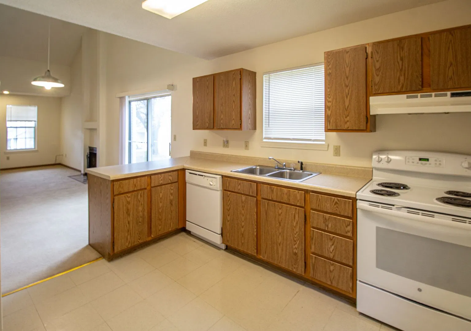 Upscale Duplex 2BD/2BA Cul-de-sac — Photo 3