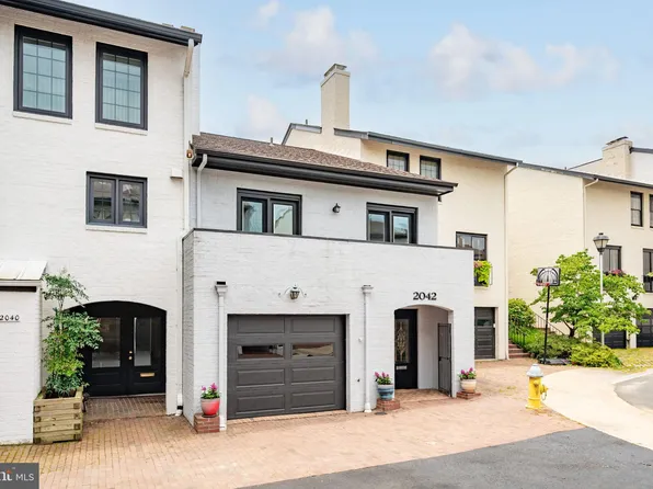 2042 N Abingdon St, Arlington, VA 22207