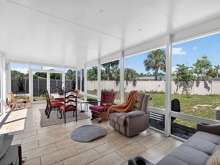 300 SW 25th Ave — Photo 30