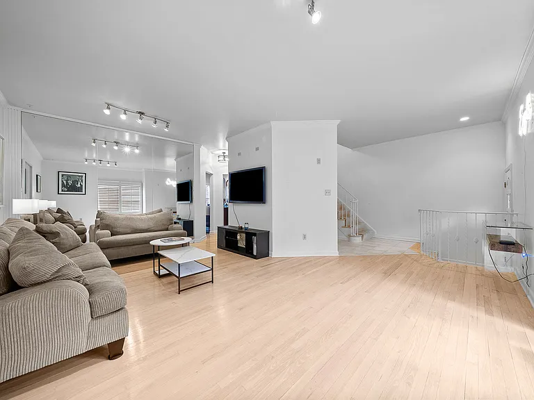 302 Kingsberry Cir — Photo 7
