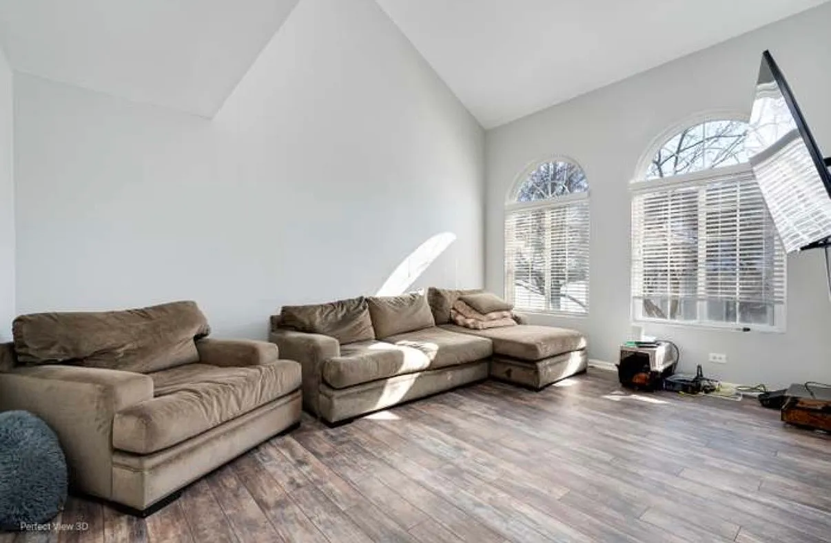 2 bed, 1.5 bath, 1300 sqft, $2,300 — Photo 3