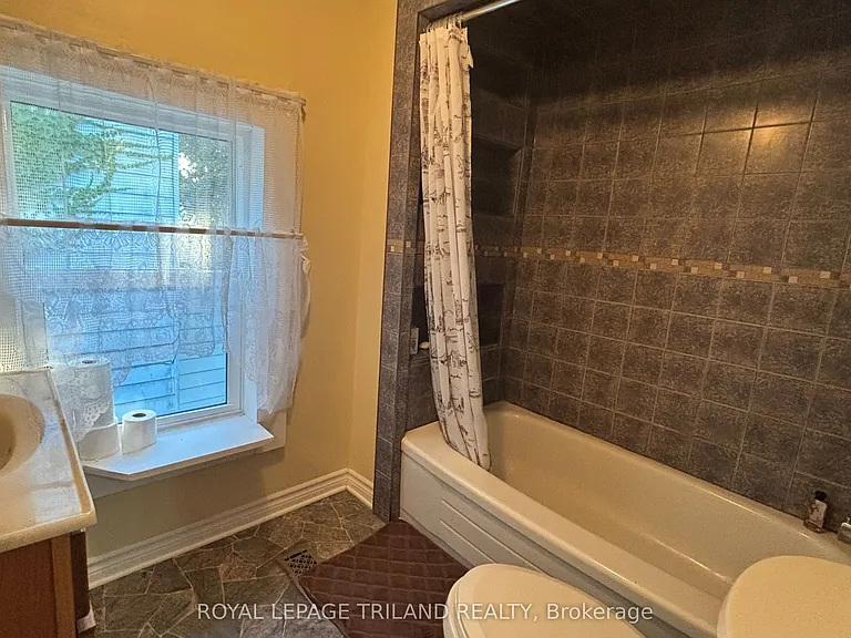 279 Charlotte St #UPPER — Photo 7