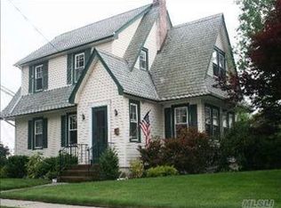 14 S Merrick Rd, Massapequa, NY 11758