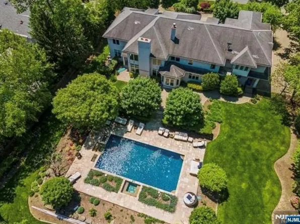 61 Essex Dr, Tenafly, NJ 07670