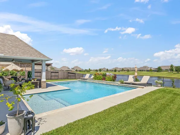 9706 Suffolk Downs Dr, Mont Belvieu, TX 77523