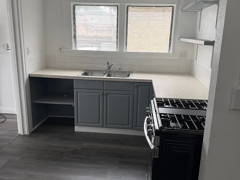 3925 S Normandie Ave — Photo 2