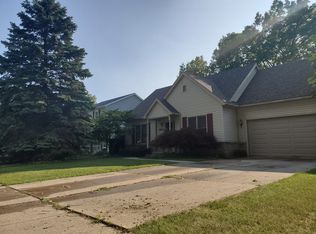 8841 Tanglewood Rd, Temperance, MI 48182