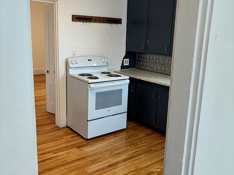 170 Pine St #4 — Photo 6