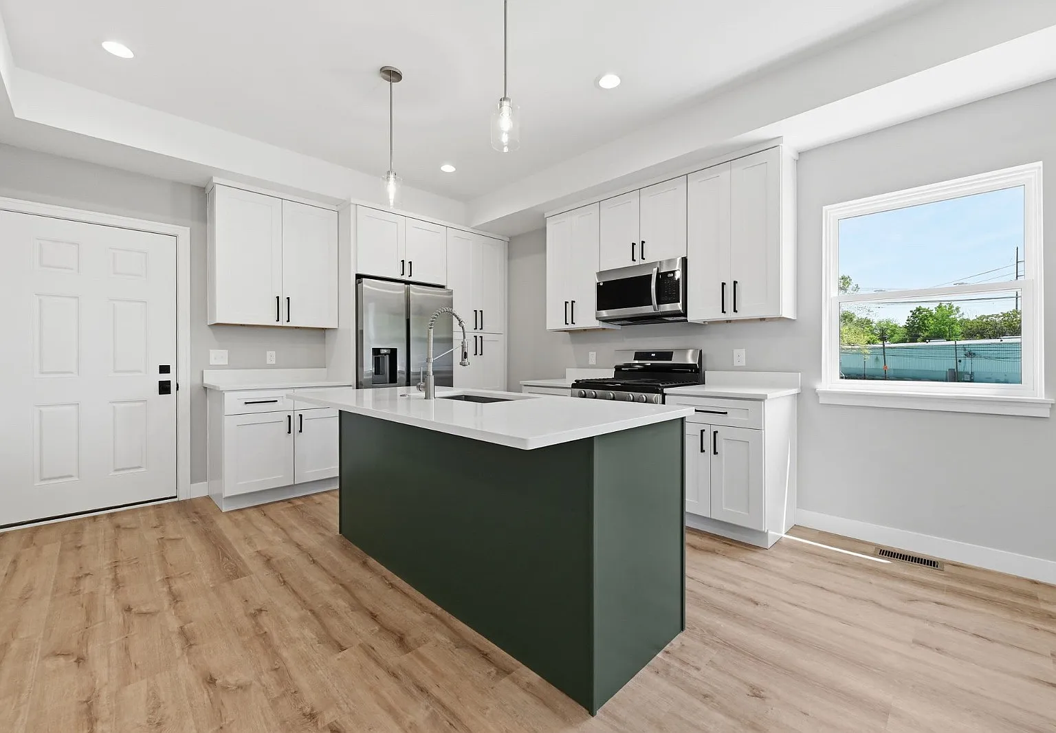 3 bed, 3.5 bath, 1932 sqft, $2,850 — Photo 4