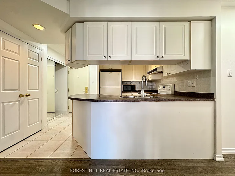 889 Bay St #810 — Photo 3