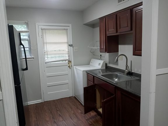 4th image of 687 Dickinson St
