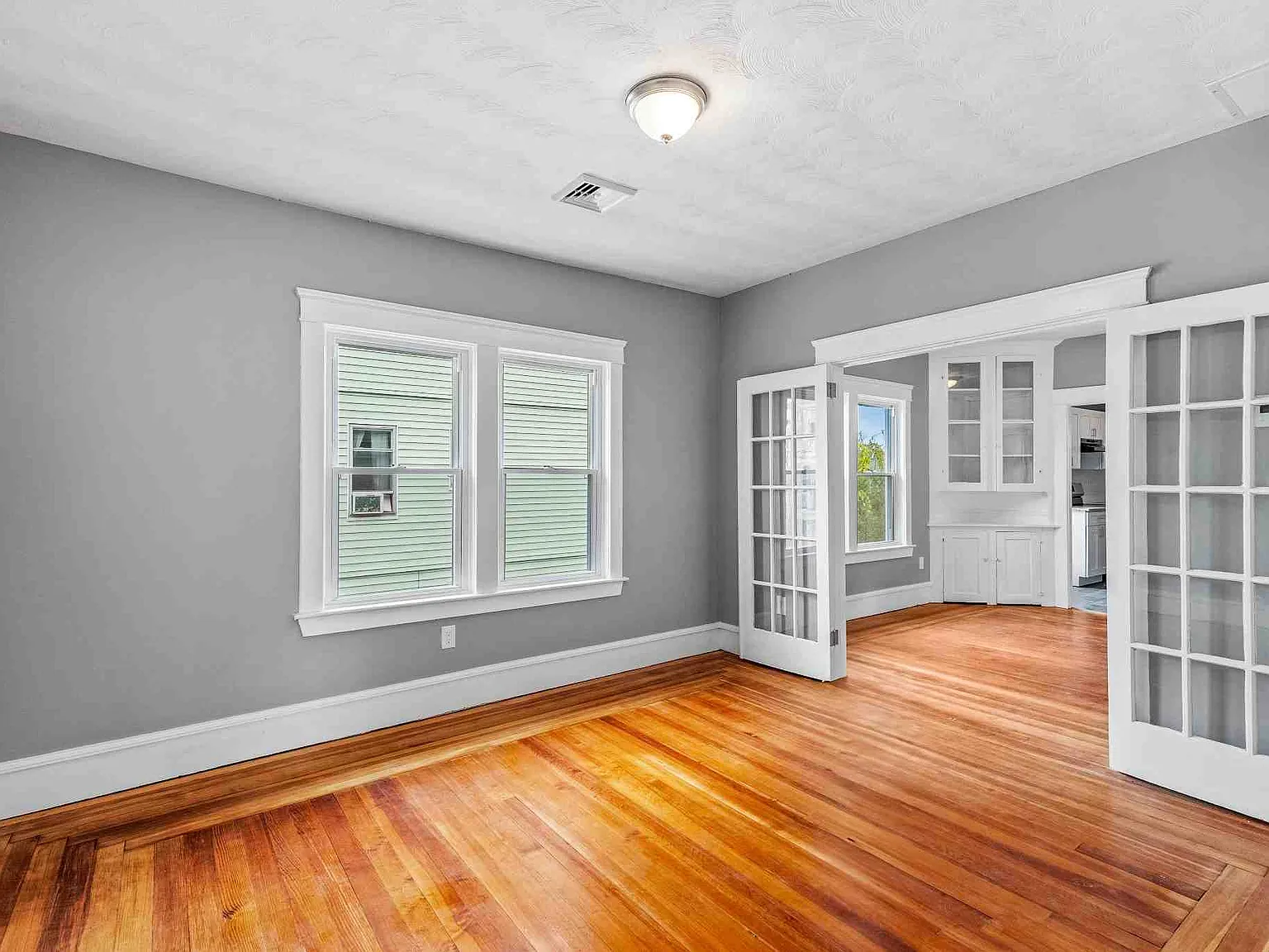 3 bed, 1200 sqft, $2,400 — Photo 2