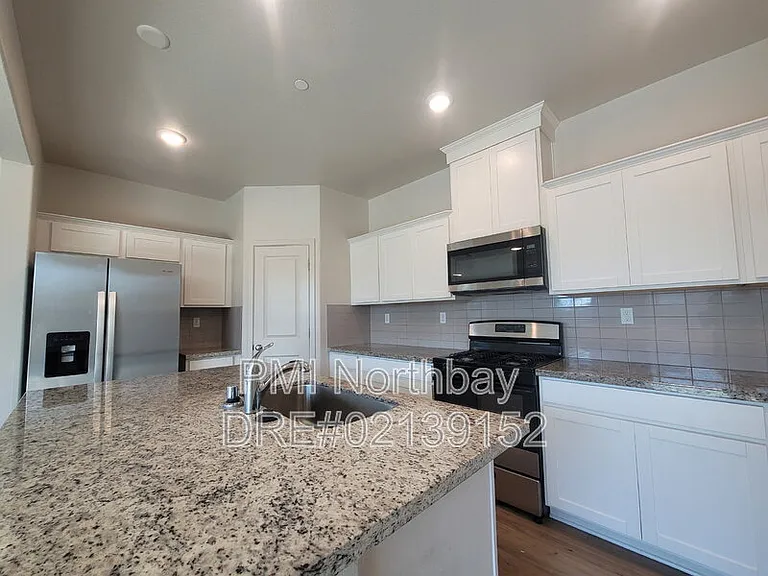 109 Clownfish St — Photo 4