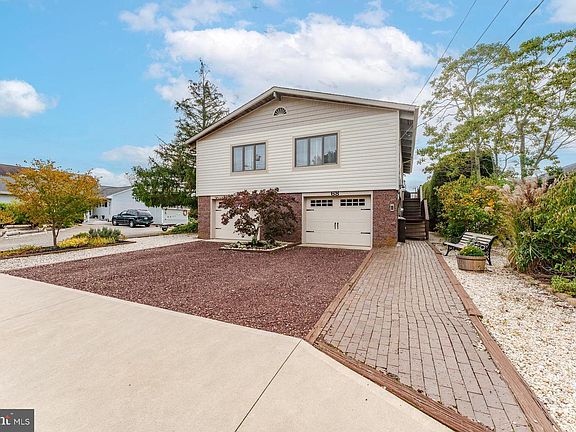3rd image of 68 Edgewater Dr