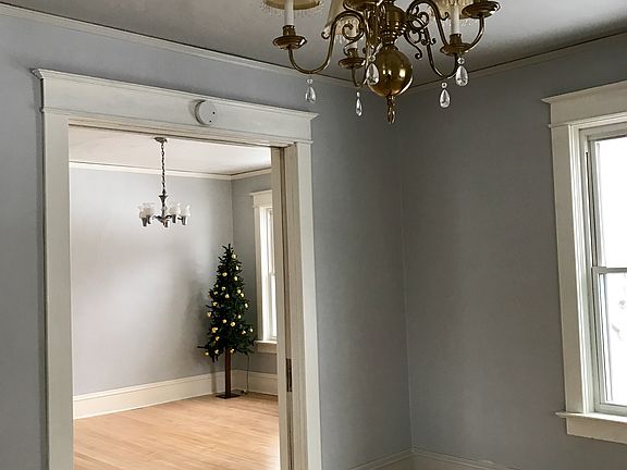 Livingroom into dining room