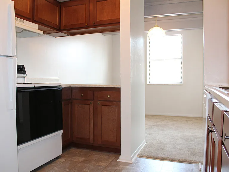 Four Worlds Apartments — Photo 24