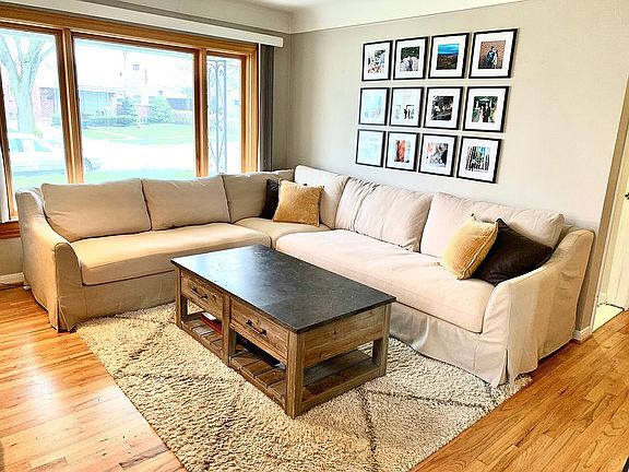Living Room: 13'x10'