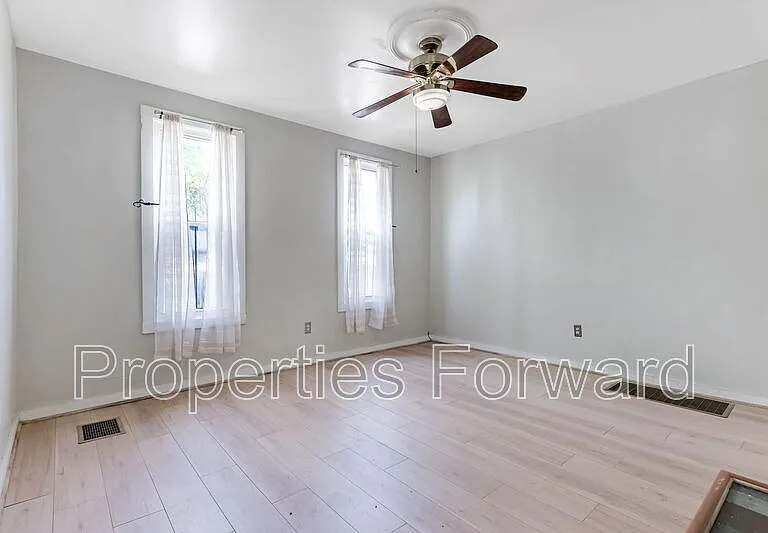 673 E Sycamore St — Photo 5
