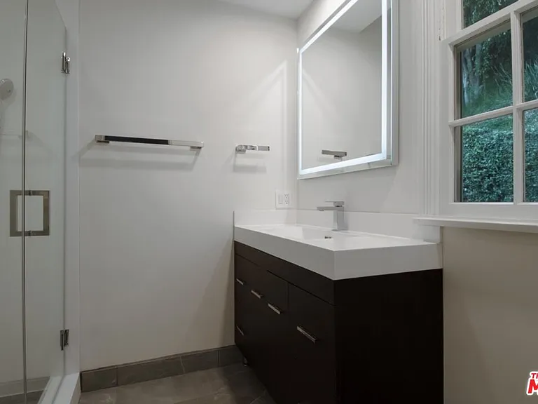 1121 N Beverly Dr — Photo 15