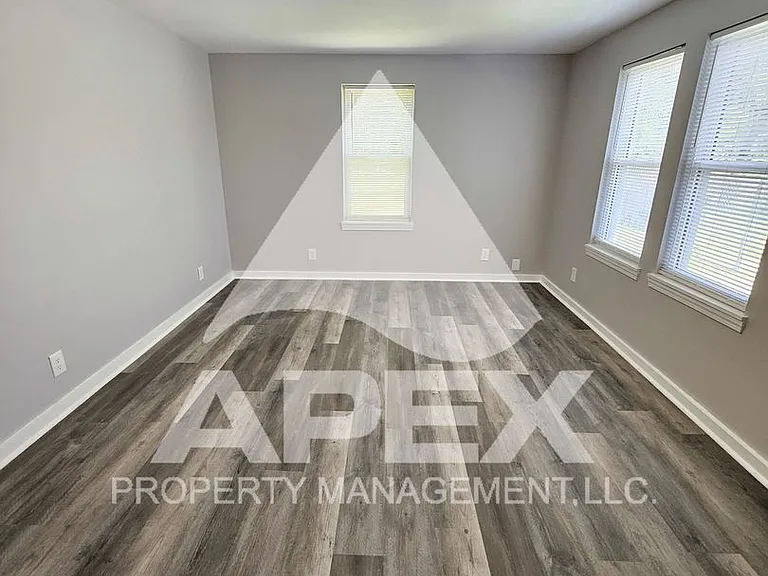 915 Forsythe St — Photo 6